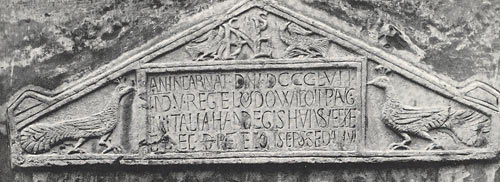 AN(no) INCARNAT(ionis) D(omi)NI DCCCLVII
IND(ictionie) V REG(nan)TE LO(v)DOWICO IMP(eratore) AUG(usto)
IN ITALIA HANDEGIS HUIUS AECCLE(sie)
E(a) L(ege) E(rigendum) C(uravit) D(ie) PENTE(costes) CONS(acravit) EP(i)S(copi) SED(is) An(no) V"
Pola - Epigrafe del IX sec.