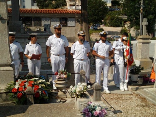 La nave scuola Palinuro ha reso omaggio a Straulino